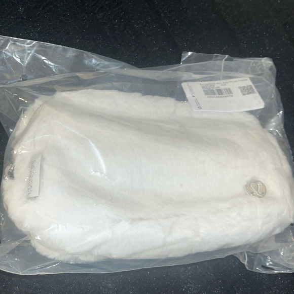 Lululemon Everywhere Belt Bag 1L ONE SIZE Plush
Fleece Bone/Silver NWT - Picture 1 of 17